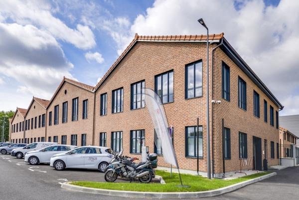 Bureaux à louer à Argenteuil avec grande hauteur sous plafond et parking