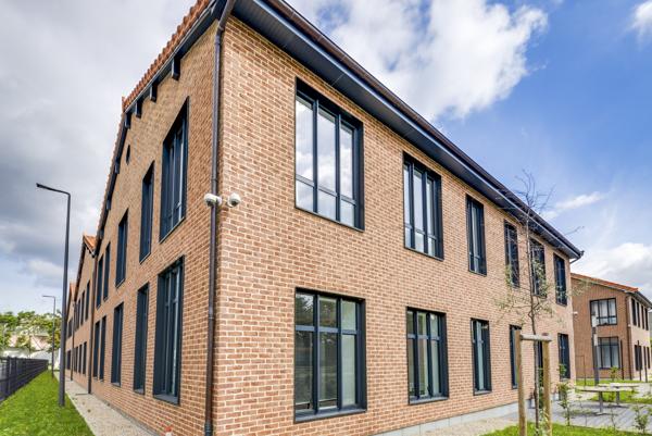 Bureaux à louer à Argenteuil avec grande hauteur sous plafond et parking