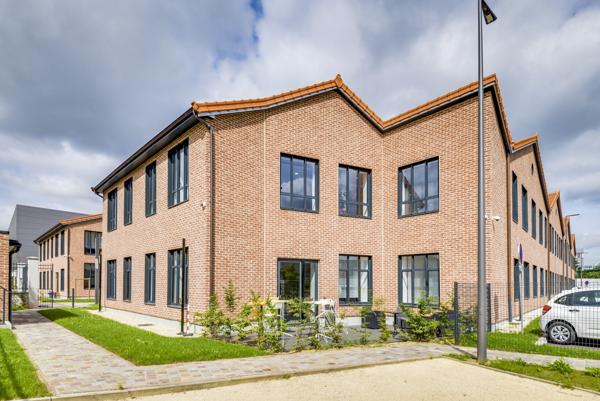 Bureaux à louer à Argenteuil avec grande hauteur sous plafond et parking