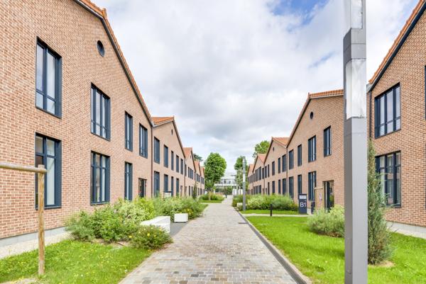 Bureaux à louer à Argenteuil avec grande hauteur sous plafond et parking