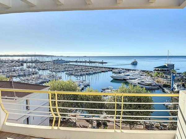 Appartement Golf Juan dernier étage studio vue mer