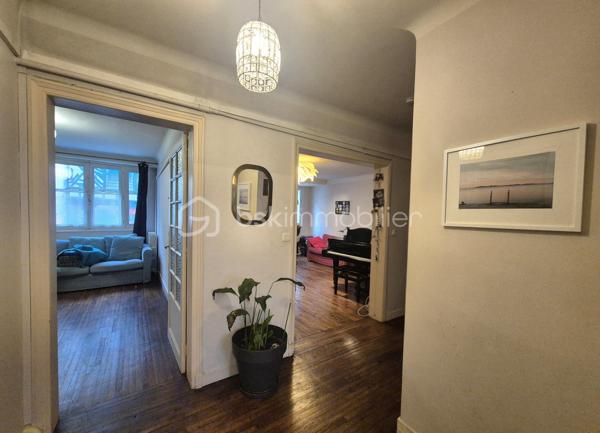 Rennes centre-ville – Charmant appartement de 70 m² au cœur du centre historique.

Emplacement privilégié pour cet appartement de 70 m², situé en plein cœur du centre-ville de Rennes, dans une agréable rue piétonne, à quelques pas du passage des Carmélites et de la Visitation.
Au sein d’un environnement recherché, à proximité immédiate des commerces, restaurants et commodités du centre-ville, cet appartement offre un cadre de vie à la fois central, pratique et paisible.

Un appartement fonctionnel et agréable.

Dès l’entrée, vous découvrirez :
- Une entrée avec placard
- Un beau Salon/Séjour
- Une cuisine aménagée
- Deux belles chambres
- Une Salle d'eau avec douche et wc

L’appartement dispose également de deux espaces de rangement très appréciables en centre-ville : une cave et un grenier.

Un petit extérieur au calme
Les copropriétaires bénéficient d’un accès à une cour intérieure commune, particulièrement agréable et calme.
Un véritable petit havre de tranquillité, rare et appréciable en plein cœur de Rennes.

Les atouts :
- Pompe à chaleur
- 70 m²
- Centre-ville de Rennes
- Rue piétonne
- À quelques pas du passage des Carmélites et du centre de la Visitation
- Cave + grenier
- Cour intérieure commune au calme
- Proximité immédiate des commerces et commodités
- Parquet ancien
Un appartement idéal pour profiter pleinement de la vie rennaise, avec le charme du centre-ville et le calme d’une cour intérieure.