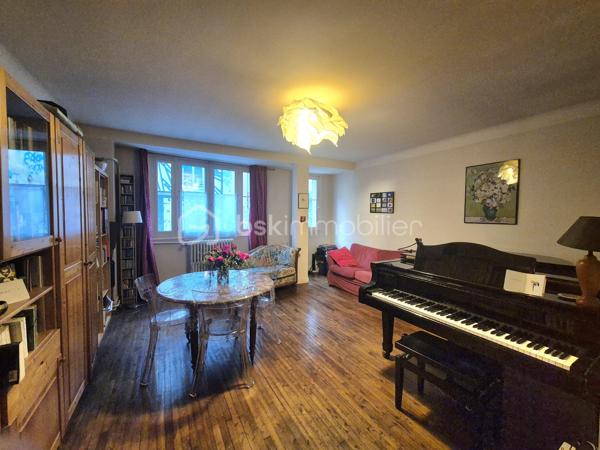 Rennes centre-ville – Charmant appartement de 70 m² au cœur du centre historique.

Emplacement privilégié pour cet appartement de 70 m², situé en plein cœur du centre-ville de Rennes, dans une agréable rue piétonne, à quelques pas du passage des Carmélites et de la Visitation.
Au sein d’un environnement recherché, à proximité immédiate des commerces, restaurants et commodités du centre-ville, cet appartement offre un cadre de vie à la fois central, pratique et paisible.

Un appartement fonctionnel et agréable.

Dès l’entrée, vous découvrirez :
- Une entrée avec placard
- Un beau Salon/Séjour
- Une cuisine aménagée
- Deux belles chambres
- Une Salle d'eau avec douche et wc

L’appartement dispose également de deux espaces de rangement très appréciables en centre-ville : une cave et un grenier.

Un petit extérieur au calme
Les copropriétaires bénéficient d’un accès à une cour intérieure commune, particulièrement agréable et calme.
Un véritable petit havre de tranquillité, rare et appréciable en plein cœur de Rennes.

Les atouts :
- Pompe à chaleur
- 70 m²
- Centre-ville de Rennes
- Rue piétonne
- À quelques pas du passage des Carmélites et du centre de la Visitation
- Cave + grenier
- Cour intérieure commune au calme
- Proximité immédiate des commerces et commodités
- Parquet ancien
Un appartement idéal pour profiter pleinement de la vie rennaise, avec le charme du centre-ville et le calme d’une cour intérieure.