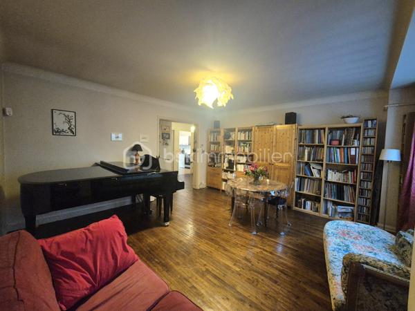 Rennes centre-ville – Charmant appartement de 70 m² au cœur du centre historique.

Emplacement privilégié pour cet appartement de 70 m², situé en plein cœur du centre-ville de Rennes, dans une agréable rue piétonne, à quelques pas du passage des Carmélites et de la Visitation.
Au sein d’un environnement recherché, à proximité immédiate des commerces, restaurants et commodités du centre-ville, cet appartement offre un cadre de vie à la fois central, pratique et paisible.

Un appartement fonctionnel et agréable.

Dès l’entrée, vous découvrirez :
- Une entrée avec placard
- Un beau Salon/Séjour
- Une cuisine aménagée
- Deux belles chambres
- Une Salle d'eau avec douche et wc

L’appartement dispose également de deux espaces de rangement très appréciables en centre-ville : une cave et un grenier.

Un petit extérieur au calme
Les copropriétaires bénéficient d’un accès à une cour intérieure commune, particulièrement agréable et calme.
Un véritable petit havre de tranquillité, rare et appréciable en plein cœur de Rennes.

Les atouts :
- Pompe à chaleur
- 70 m²
- Centre-ville de Rennes
- Rue piétonne
- À quelques pas du passage des Carmélites et du centre de la Visitation
- Cave + grenier
- Cour intérieure commune au calme
- Proximité immédiate des commerces et commodités
- Parquet ancien
Un appartement idéal pour profiter pleinement de la vie rennaise, avec le charme du centre-ville et le calme d’une cour intérieure.