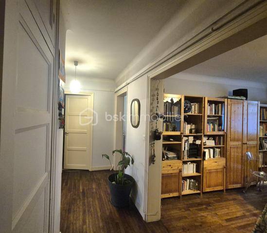 Rennes centre-ville – Charmant appartement de 70 m² au cœur du centre historique.

Emplacement privilégié pour cet appartement de 70 m², situé en plein cœur du centre-ville de Rennes, dans une agréable rue piétonne, à quelques pas du passage des Carmélites et de la Visitation.
Au sein d’un environnement recherché, à proximité immédiate des commerces, restaurants et commodités du centre-ville, cet appartement offre un cadre de vie à la fois central, pratique et paisible.

Un appartement fonctionnel et agréable.

Dès l’entrée, vous découvrirez :
- Une entrée avec placard
- Un beau Salon/Séjour
- Une cuisine aménagée
- Deux belles chambres
- Une Salle d'eau avec douche et wc

L’appartement dispose également de deux espaces de rangement très appréciables en centre-ville : une cave et un grenier.

Un petit extérieur au calme
Les copropriétaires bénéficient d’un accès à une cour intérieure commune, particulièrement agréable et calme.
Un véritable petit havre de tranquillité, rare et appréciable en plein cœur de Rennes.

Les atouts :
- Pompe à chaleur
- 70 m²
- Centre-ville de Rennes
- Rue piétonne
- À quelques pas du passage des Carmélites et du centre de la Visitation
- Cave + grenier
- Cour intérieure commune au calme
- Proximité immédiate des commerces et commodités
- Parquet ancien
Un appartement idéal pour profiter pleinement de la vie rennaise, avec le charme du centre-ville et le calme d’une cour intérieure.