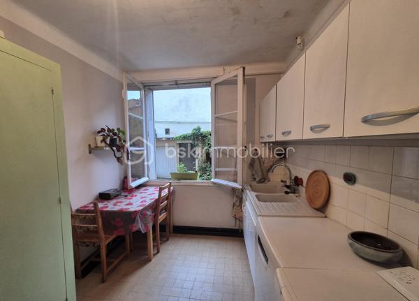 Rennes centre-ville – Charmant appartement de 70 m² au cœur du centre historique.

Emplacement privilégié pour cet appartement de 70 m², situé en plein cœur du centre-ville de Rennes, dans une agréable rue piétonne, à quelques pas du passage des Carmélites et de la Visitation.
Au sein d’un environnement recherché, à proximité immédiate des commerces, restaurants et commodités du centre-ville, cet appartement offre un cadre de vie à la fois central, pratique et paisible.

Un appartement fonctionnel et agréable.

Dès l’entrée, vous découvrirez :
- Une entrée avec placard
- Un beau Salon/Séjour
- Une cuisine aménagée
- Deux belles chambres
- Une Salle d'eau avec douche et wc

L’appartement dispose également de deux espaces de rangement très appréciables en centre-ville : une cave et un grenier.

Un petit extérieur au calme
Les copropriétaires bénéficient d’un accès à une cour intérieure commune, particulièrement agréable et calme.
Un véritable petit havre de tranquillité, rare et appréciable en plein cœur de Rennes.

Les atouts :
- Pompe à chaleur
- 70 m²
- Centre-ville de Rennes
- Rue piétonne
- À quelques pas du passage des Carmélites et du centre de la Visitation
- Cave + grenier
- Cour intérieure commune au calme
- Proximité immédiate des commerces et commodités
- Parquet ancien
Un appartement idéal pour profiter pleinement de la vie rennaise, avec le charme du centre-ville et le calme d’une cour intérieure.