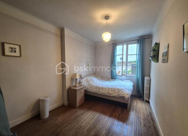 Rennes centre-ville – Charmant appartement de 70 m² au cœur du centre historique.

Emplacement privilégié pour cet appartement de 70 m², situé en plein cœur du centre-ville de Rennes, dans une agréable rue piétonne, à quelques pas du passage des Carmélites et de la Visitation.
Au sein d’un environnement recherché, à proximité immédiate des commerces, restaurants et commodités du centre-ville, cet appartement offre un cadre de vie à la fois central, pratique et paisible.

Un appartement fonctionnel et agréable.

Dès l’entrée, vous découvrirez :
- Une entrée avec placard
- Un beau Salon/Séjour
- Une cuisine aménagée
- Deux belles chambres
- Une Salle d'eau avec douche et wc

L’appartement dispose également de deux espaces de rangement très appréciables en centre-ville : une cave et un grenier.

Un petit extérieur au calme
Les copropriétaires bénéficient d’un accès à une cour intérieure commune, particulièrement agréable et calme.
Un véritable petit havre de tranquillité, rare et appréciable en plein cœur de Rennes.

Les atouts :
- Pompe à chaleur
- 70 m²
- Centre-ville de Rennes
- Rue piétonne
- À quelques pas du passage des Carmélites et du centre de la Visitation
- Cave + grenier
- Cour intérieure commune au calme
- Proximité immédiate des commerces et commodités
- Parquet ancien
Un appartement idéal pour profiter pleinement de la vie rennaise, avec le charme du centre-ville et le calme d’une cour intérieure.