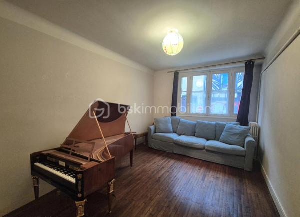 Rennes centre-ville – Charmant appartement de 70 m² au cœur du centre historique.

Emplacement privilégié pour cet appartement de 70 m², situé en plein cœur du centre-ville de Rennes, dans une agréable rue piétonne, à quelques pas du passage des Carmélites et de la Visitation.
Au sein d’un environnement recherché, à proximité immédiate des commerces, restaurants et commodités du centre-ville, cet appartement offre un cadre de vie à la fois central, pratique et paisible.

Un appartement fonctionnel et agréable.

Dès l’entrée, vous découvrirez :
- Une entrée avec placard
- Un beau Salon/Séjour
- Une cuisine aménagée
- Deux belles chambres
- Une Salle d'eau avec douche et wc

L’appartement dispose également de deux espaces de rangement très appréciables en centre-ville : une cave et un grenier.

Un petit extérieur au calme
Les copropriétaires bénéficient d’un accès à une cour intérieure commune, particulièrement agréable et calme.
Un véritable petit havre de tranquillité, rare et appréciable en plein cœur de Rennes.

Les atouts :
- Pompe à chaleur
- 70 m²
- Centre-ville de Rennes
- Rue piétonne
- À quelques pas du passage des Carmélites et du centre de la Visitation
- Cave + grenier
- Cour intérieure commune au calme
- Proximité immédiate des commerces et commodités
- Parquet ancien
Un appartement idéal pour profiter pleinement de la vie rennaise, avec le charme du centre-ville et le calme d’une cour intérieure.