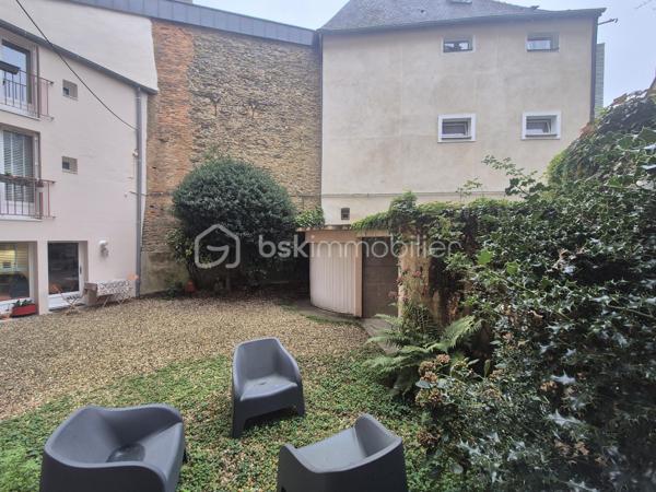 Rennes centre-ville – Charmant appartement de 70 m² au cœur du centre historique.

Emplacement privilégié pour cet appartement de 70 m², situé en plein cœur du centre-ville de Rennes, dans une agréable rue piétonne, à quelques pas du passage des Carmélites et de la Visitation.
Au sein d’un environnement recherché, à proximité immédiate des commerces, restaurants et commodités du centre-ville, cet appartement offre un cadre de vie à la fois central, pratique et paisible.

Un appartement fonctionnel et agréable.

Dès l’entrée, vous découvrirez :
- Une entrée avec placard
- Un beau Salon/Séjour
- Une cuisine aménagée
- Deux belles chambres
- Une Salle d'eau avec douche et wc

L’appartement dispose également de deux espaces de rangement très appréciables en centre-ville : une cave et un grenier.

Un petit extérieur au calme
Les copropriétaires bénéficient d’un accès à une cour intérieure commune, particulièrement agréable et calme.
Un véritable petit havre de tranquillité, rare et appréciable en plein cœur de Rennes.

Les atouts :
- Pompe à chaleur
- 70 m²
- Centre-ville de Rennes
- Rue piétonne
- À quelques pas du passage des Carmélites et du centre de la Visitation
- Cave + grenier
- Cour intérieure commune au calme
- Proximité immédiate des commerces et commodités
- Parquet ancien
Un appartement idéal pour profiter pleinement de la vie rennaise, avec le charme du centre-ville et le calme d’une cour intérieure.