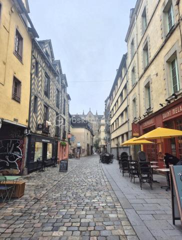 Rennes centre-ville – Charmant appartement de 70 m² au cœur du centre historique.

Emplacement privilégié pour cet appartement de 70 m², situé en plein cœur du centre-ville de Rennes, dans une agréable rue piétonne, à quelques pas du passage des Carmélites et de la Visitation.
Au sein d’un environnement recherché, à proximité immédiate des commerces, restaurants et commodités du centre-ville, cet appartement offre un cadre de vie à la fois central, pratique et paisible.

Un appartement fonctionnel et agréable.

Dès l’entrée, vous découvrirez :
- Une entrée avec placard
- Un beau Salon/Séjour
- Une cuisine aménagée
- Deux belles chambres
- Une Salle d'eau avec douche et wc

L’appartement dispose également de deux espaces de rangement très appréciables en centre-ville : une cave et un grenier.

Un petit extérieur au calme
Les copropriétaires bénéficient d’un accès à une cour intérieure commune, particulièrement agréable et calme.
Un véritable petit havre de tranquillité, rare et appréciable en plein cœur de Rennes.

Les atouts :
- Pompe à chaleur
- 70 m²
- Centre-ville de Rennes
- Rue piétonne
- À quelques pas du passage des Carmélites et du centre de la Visitation
- Cave + grenier
- Cour intérieure commune au calme
- Proximité immédiate des commerces et commodités
- Parquet ancien
Un appartement idéal pour profiter pleinement de la vie rennaise, avec le charme du centre-ville et le calme d’une cour intérieure.