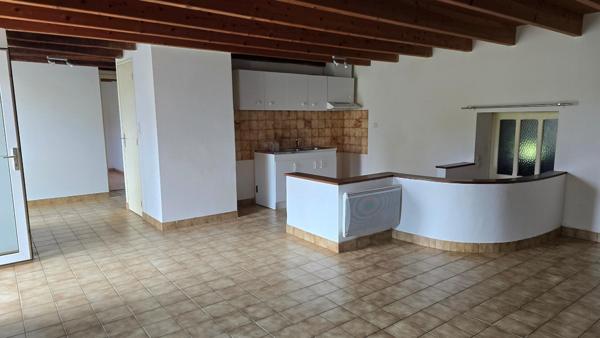 Maison en pierre, à la campagne