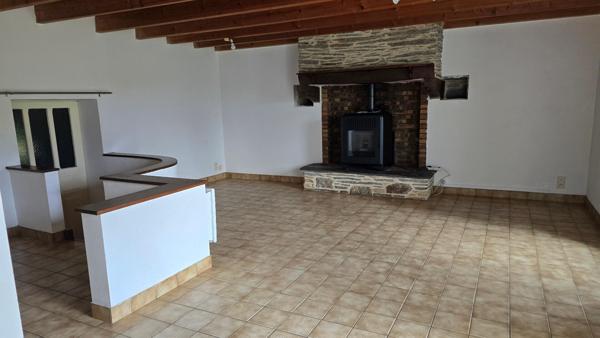 Maison en pierre, à la campagne