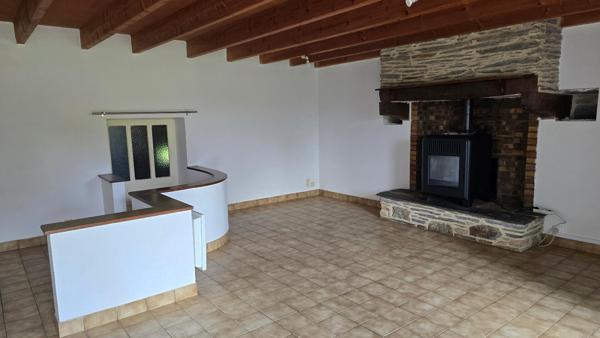 Maison en pierre, à la campagne