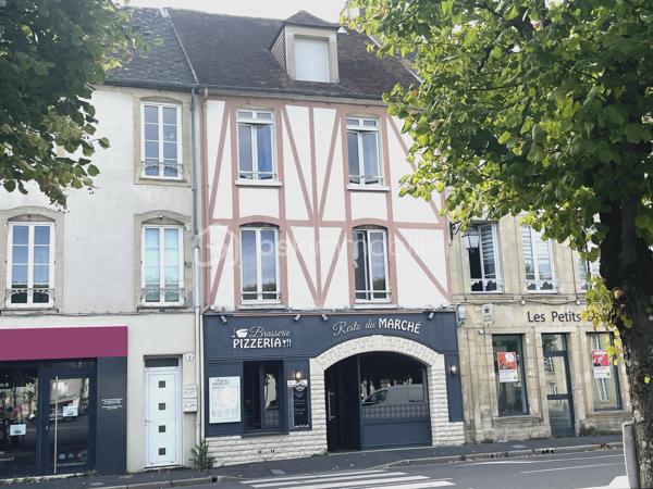 Situé au cœur du centre-ville de Bayeux, à proximité immédiate d’un grand parking, cet immeuble ancien de ville, en très bon état, offre une belle opportunité d’investissement.

L’immeuble se compose d’un local commercial et de 5 logements, comme suit :
•	Rez-de-chaussée : grande salle de restaurant, cuisine professionnelle et sanitaires, l’ensemble sur environ 160 m².
•	1er étage : studio rattaché au local commercial.
•	1er étage : T2 de 31 m² – DPE E.
•	1er étage : T3 de 71 m² – DPE D.
•	2ème étage : T3 de 71 m² – DPE D.
•	3ème étage : T1 de 26 m² – DPE D.
L'ensemble est actuellement loué.

L’ensemble génère environ 56 000 € de revenus locatifs annuels, offrant plusieurs sources de revenus et une bonne diversification locative.
La taxe foncière sur la partie commerciale est à la charge du locataire en place.

Bayeux, un emplacement de choix
Ville d’Art et d’Histoire, Bayeux bénéficie d’un patrimoine exceptionnel, avec sa célèbre Tapisserie et sa majestueuse cathédrale. Son centre historique préservé, sa proximité avec les plages du Débarquement et son attractivité touristique en font une ville recherchée, tant pour son cadre de vie que pour l’investissement immobilier.

Un immeuble de caractère, idéalement situé, offrant un placement patrimonial et locatif de qualité.