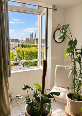 Situé au cœur du centre-ville de Bayeux, à proximité immédiate d’un grand parking, cet immeuble ancien de ville, en très bon état, offre une belle opportunité d’investissement.

L’immeuble se compose d’un local commercial et de 5 logements, comme suit :
•	Rez-de-chaussée : grande salle de restaurant, cuisine professionnelle et sanitaires, l’ensemble sur environ 160 m².
•	1er étage : studio rattaché au local commercial.
•	1er étage : T2 de 31 m² – DPE E.
•	1er étage : T3 de 71 m² – DPE D.
•	2ème étage : T3 de 71 m² – DPE D.
•	3ème étage : T1 de 26 m² – DPE D.
L'ensemble est actuellement loué.

L’ensemble génère environ 56 000 € de revenus locatifs annuels, offrant plusieurs sources de revenus et une bonne diversification locative.
La taxe foncière sur la partie commerciale est à la charge du locataire en place.

Bayeux, un emplacement de choix
Ville d’Art et d’Histoire, Bayeux bénéficie d’un patrimoine exceptionnel, avec sa célèbre Tapisserie et sa majestueuse cathédrale. Son centre historique préservé, sa proximité avec les plages du Débarquement et son attractivité touristique en font une ville recherchée, tant pour son cadre de vie que pour l’investissement immobilier.

Un immeuble de caractère, idéalement situé, offrant un placement patrimonial et locatif de qualité.