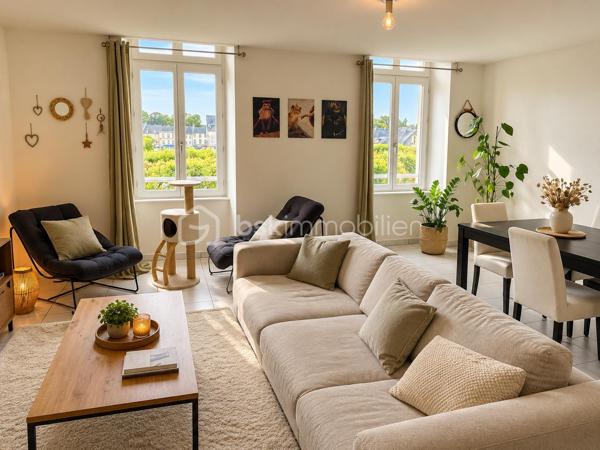 Situé au cœur du centre-ville de Bayeux, à proximité immédiate d’un grand parking, cet immeuble ancien de ville, en très bon état, offre une belle opportunité d’investissement.

L’immeuble se compose d’un local commercial et de 5 logements, comme suit :
•	Rez-de-chaussée : grande salle de restaurant, cuisine professionnelle et sanitaires, l’ensemble sur environ 160 m².
•	1er étage : studio rattaché au local commercial.
•	1er étage : T2 de 31 m² – DPE E.
•	1er étage : T3 de 71 m² – DPE D.
•	2ème étage : T3 de 71 m² – DPE D.
•	3ème étage : T1 de 26 m² – DPE D.
L'ensemble est actuellement loué.

L’ensemble génère environ 56 000 € de revenus locatifs annuels, offrant plusieurs sources de revenus et une bonne diversification locative.
La taxe foncière sur la partie commerciale est à la charge du locataire en place.

Bayeux, un emplacement de choix
Ville d’Art et d’Histoire, Bayeux bénéficie d’un patrimoine exceptionnel, avec sa célèbre Tapisserie et sa majestueuse cathédrale. Son centre historique préservé, sa proximité avec les plages du Débarquement et son attractivité touristique en font une ville recherchée, tant pour son cadre de vie que pour l’investissement immobilier.

Un immeuble de caractère, idéalement situé, offrant un placement patrimonial et locatif de qualité.