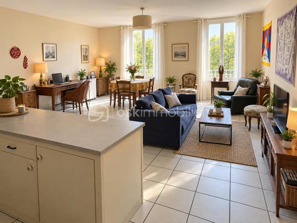 Situé au cœur du centre-ville de Bayeux, à proximité immédiate d’un grand parking, cet immeuble ancien de ville, en très bon état, offre une belle opportunité d’investissement.

L’immeuble se compose d’un local commercial et de 5 logements, comme suit :
•	Rez-de-chaussée : grande salle de restaurant, cuisine professionnelle et sanitaires, l’ensemble sur environ 160 m².
•	1er étage : studio rattaché au local commercial.
•	1er étage : T2 de 31 m² – DPE E.
•	1er étage : T3 de 71 m² – DPE D.
•	2ème étage : T3 de 71 m² – DPE D.
•	3ème étage : T1 de 26 m² – DPE D.
L'ensemble est actuellement loué.

L’ensemble génère environ 56 000 € de revenus locatifs annuels, offrant plusieurs sources de revenus et une bonne diversification locative.
La taxe foncière sur la partie commerciale est à la charge du locataire en place.

Bayeux, un emplacement de choix
Ville d’Art et d’Histoire, Bayeux bénéficie d’un patrimoine exceptionnel, avec sa célèbre Tapisserie et sa majestueuse cathédrale. Son centre historique préservé, sa proximité avec les plages du Débarquement et son attractivité touristique en font une ville recherchée, tant pour son cadre de vie que pour l’investissement immobilier.

Un immeuble de caractère, idéalement situé, offrant un placement patrimonial et locatif de qualité.