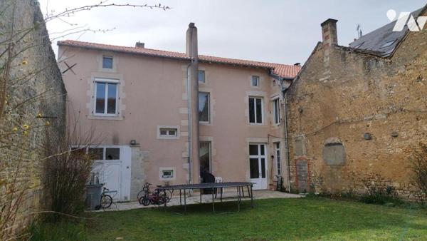 A vendre à VALENCE-EN-POITOU, COUHE (86), Une belle maison de ville de caractère