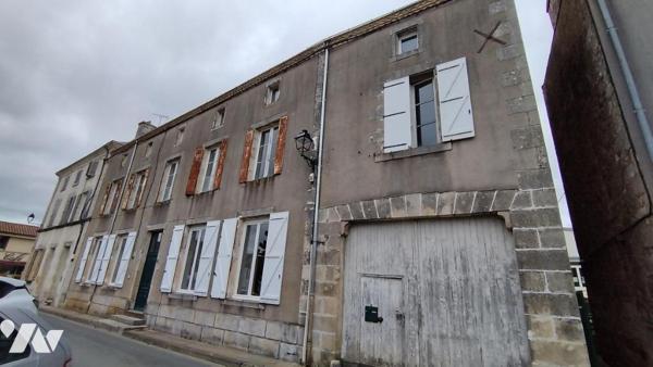 A vendre à VALENCE-EN-POITOU, COUHE (86), Une belle maison de ville de caractère