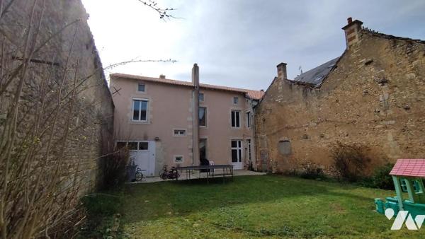 A vendre à VALENCE-EN-POITOU, COUHE (86), Une belle maison de ville de caractère