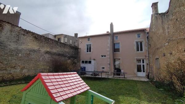 A vendre à VALENCE-EN-POITOU, COUHE (86), Une belle maison de ville de caractère