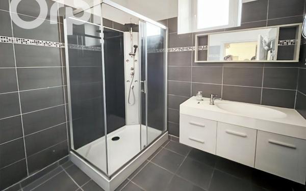 Immeuble à vendre    6 pièces • 200 m2 Ruoms