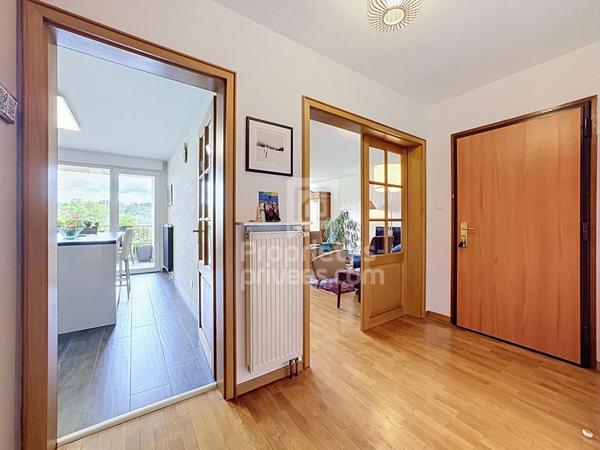 Appartement 4 pièces de 100 m² avec ascenseur, garage et loggia