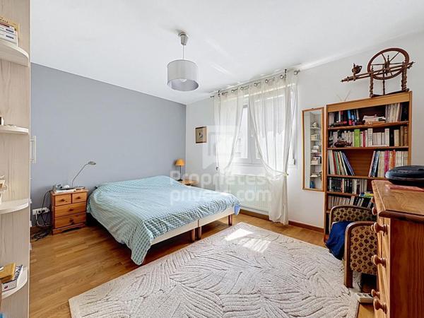 Appartement 4 pièces de 100 m² avec ascenseur, garage et loggia