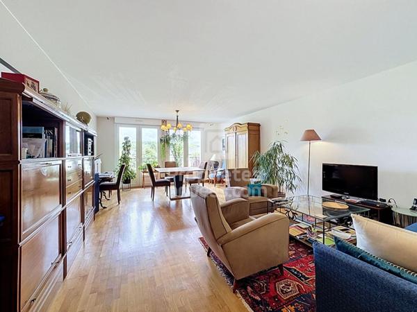 Appartement 4 pièces de 100 m² avec ascenseur, garage et loggia