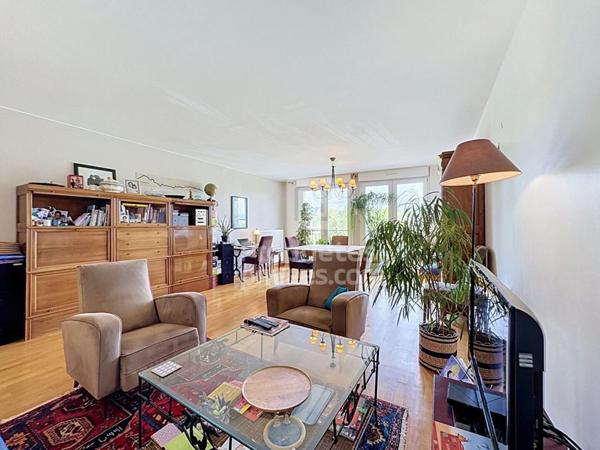 Appartement 4 pièces de 100 m² avec ascenseur, garage et loggia