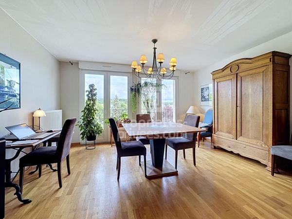 Appartement 4 pièces de 100 m² avec ascenseur, garage et loggia