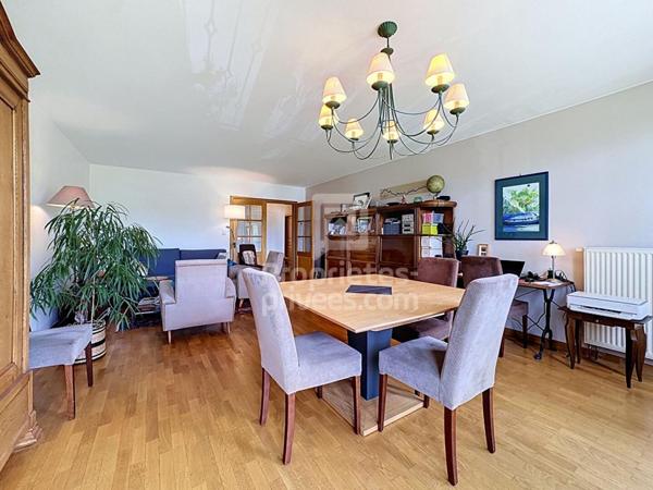 Appartement 4 pièces de 100 m² avec ascenseur, garage et loggia