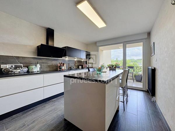 Appartement 4 pièces de 100 m² avec ascenseur, garage et loggia