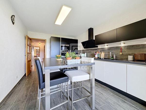 Appartement 4 pièces de 100 m² avec ascenseur, garage et loggia