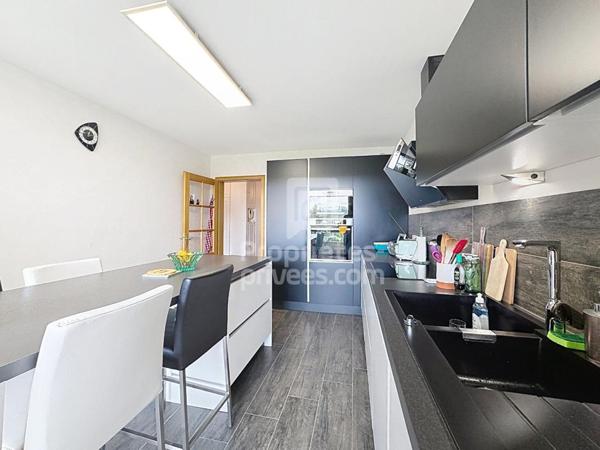 Appartement 4 pièces de 100 m² avec ascenseur, garage et loggia