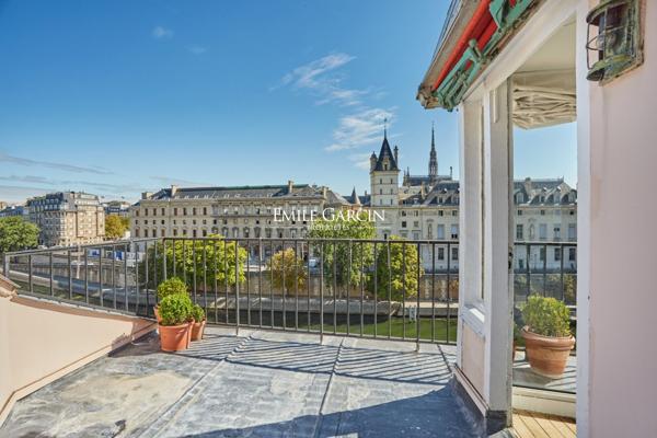 A vendre - appartement duplex - 126 m²  - Terrasse -  Paris - 75006 - Quai des Grands Augustins
