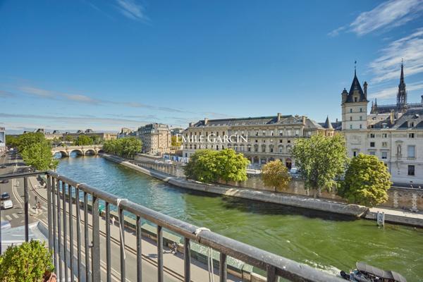 A vendre - appartement duplex - 126 m²  - Terrasse -  Paris - 75006 - Quai des Grands Augustins