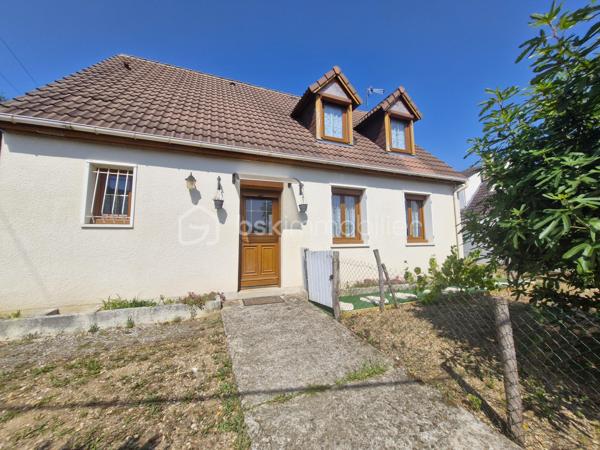 Située sur la commune de BRAINE, cette maison indépendante offre un cadre de vie agréable et paisible, avec de beaux volumes intérieurs et de nombreux espaces à exploiter.

Laissez-vous accueillir par une belle et grande entrée qui dessert un séjour double traversant, lumineux et chaleureux, agrémenté d’une cheminée.

Le rez-de-chaussée se compose également d’une grande cuisine, d’une salle de bains, de WC indépendants, ainsi que d’une pièce supplémentaire pour un bureau, une salle de jeux, ou une chambre au RDC qui offre  alors le confort de vie de plain-pied.

À l’étage, vous retrouverez trois chambres lumineuses, un grand débarras idéal pour tout ranger, ainsi qu’une seconde salle d’eau avec douche et WC.

Côté extérieur, vous profiterez d’un jardin agréable entièrement clos, complété par une terrasse couverte, idéale pour partager des moments en famille ou entre amis et profiter pleinement des beaux jours. Une partie du terrain pourra également être aménagée en potager, pour les amateurs de jardinage.

La maison bénéficie également d’un sous-sol total, composé d’une cave, d’une partie aménagée en bureau et espace de rangement, ainsi que de le garage pour les véhicules.

Côté confort, la maison dispose de huisseries en PVC double vitrage, d’un chauffage au gaz et de l’assainissement collectif.

Le tout dans un environnement particulièrement calme, à BRAINE, commune avec toutes les commodités, écoles et collège, pour profiter d’un cadre de vie paisible.

Une maison familiale aux beaux volumes, offrant de nombreuses possibilités et un extérieur agréable. À découvrir sans tarder !