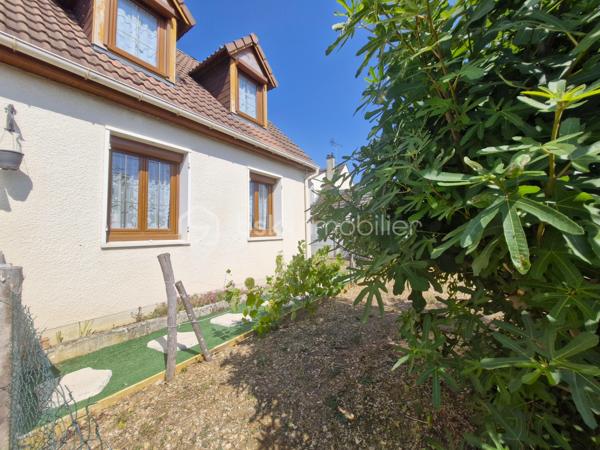 Située sur la commune de BRAINE, cette maison indépendante offre un cadre de vie agréable et paisible, avec de beaux volumes intérieurs et de nombreux espaces à exploiter.

Laissez-vous accueillir par une belle et grande entrée qui dessert un séjour double traversant, lumineux et chaleureux, agrémenté d’une cheminée.

Le rez-de-chaussée se compose également d’une grande cuisine, d’une salle de bains, de WC indépendants, ainsi que d’une pièce supplémentaire pour un bureau, une salle de jeux, ou une chambre au RDC qui offre  alors le confort de vie de plain-pied.

À l’étage, vous retrouverez trois chambres lumineuses, un grand débarras idéal pour tout ranger, ainsi qu’une seconde salle d’eau avec douche et WC.

Côté extérieur, vous profiterez d’un jardin agréable entièrement clos, complété par une terrasse couverte, idéale pour partager des moments en famille ou entre amis et profiter pleinement des beaux jours. Une partie du terrain pourra également être aménagée en potager, pour les amateurs de jardinage.

La maison bénéficie également d’un sous-sol total, composé d’une cave, d’une partie aménagée en bureau et espace de rangement, ainsi que de le garage pour les véhicules.

Côté confort, la maison dispose de huisseries en PVC double vitrage, d’un chauffage au gaz et de l’assainissement collectif.

Le tout dans un environnement particulièrement calme, à BRAINE, commune avec toutes les commodités, écoles et collège, pour profiter d’un cadre de vie paisible.

Une maison familiale aux beaux volumes, offrant de nombreuses possibilités et un extérieur agréable. À découvrir sans tarder !