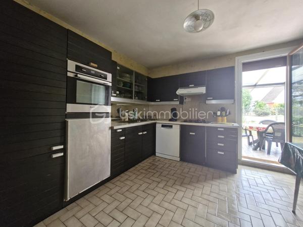 Située sur la commune de BRAINE, cette maison indépendante offre un cadre de vie agréable et paisible, avec de beaux volumes intérieurs et de nombreux espaces à exploiter.

Laissez-vous accueillir par une belle et grande entrée qui dessert un séjour double traversant, lumineux et chaleureux, agrémenté d’une cheminée.

Le rez-de-chaussée se compose également d’une grande cuisine, d’une salle de bains, de WC indépendants, ainsi que d’une pièce supplémentaire pour un bureau, une salle de jeux, ou une chambre au RDC qui offre  alors le confort de vie de plain-pied.

À l’étage, vous retrouverez trois chambres lumineuses, un grand débarras idéal pour tout ranger, ainsi qu’une seconde salle d’eau avec douche et WC.

Côté extérieur, vous profiterez d’un jardin agréable entièrement clos, complété par une terrasse couverte, idéale pour partager des moments en famille ou entre amis et profiter pleinement des beaux jours. Une partie du terrain pourra également être aménagée en potager, pour les amateurs de jardinage.

La maison bénéficie également d’un sous-sol total, composé d’une cave, d’une partie aménagée en bureau et espace de rangement, ainsi que de le garage pour les véhicules.

Côté confort, la maison dispose de huisseries en PVC double vitrage, d’un chauffage au gaz et de l’assainissement collectif.

Le tout dans un environnement particulièrement calme, à BRAINE, commune avec toutes les commodités, écoles et collège, pour profiter d’un cadre de vie paisible.

Une maison familiale aux beaux volumes, offrant de nombreuses possibilités et un extérieur agréable. À découvrir sans tarder !