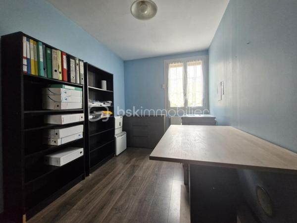 Située sur la commune de BRAINE, cette maison indépendante offre un cadre de vie agréable et paisible, avec de beaux volumes intérieurs et de nombreux espaces à exploiter.

Laissez-vous accueillir par une belle et grande entrée qui dessert un séjour double traversant, lumineux et chaleureux, agrémenté d’une cheminée.

Le rez-de-chaussée se compose également d’une grande cuisine, d’une salle de bains, de WC indépendants, ainsi que d’une pièce supplémentaire pour un bureau, une salle de jeux, ou une chambre au RDC qui offre  alors le confort de vie de plain-pied.

À l’étage, vous retrouverez trois chambres lumineuses, un grand débarras idéal pour tout ranger, ainsi qu’une seconde salle d’eau avec douche et WC.

Côté extérieur, vous profiterez d’un jardin agréable entièrement clos, complété par une terrasse couverte, idéale pour partager des moments en famille ou entre amis et profiter pleinement des beaux jours. Une partie du terrain pourra également être aménagée en potager, pour les amateurs de jardinage.

La maison bénéficie également d’un sous-sol total, composé d’une cave, d’une partie aménagée en bureau et espace de rangement, ainsi que de le garage pour les véhicules.

Côté confort, la maison dispose de huisseries en PVC double vitrage, d’un chauffage au gaz et de l’assainissement collectif.

Le tout dans un environnement particulièrement calme, à BRAINE, commune avec toutes les commodités, écoles et collège, pour profiter d’un cadre de vie paisible.

Une maison familiale aux beaux volumes, offrant de nombreuses possibilités et un extérieur agréable. À découvrir sans tarder !