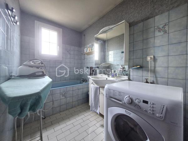 Située sur la commune de BRAINE, cette maison indépendante offre un cadre de vie agréable et paisible, avec de beaux volumes intérieurs et de nombreux espaces à exploiter.

Laissez-vous accueillir par une belle et grande entrée qui dessert un séjour double traversant, lumineux et chaleureux, agrémenté d’une cheminée.

Le rez-de-chaussée se compose également d’une grande cuisine, d’une salle de bains, de WC indépendants, ainsi que d’une pièce supplémentaire pour un bureau, une salle de jeux, ou une chambre au RDC qui offre  alors le confort de vie de plain-pied.

À l’étage, vous retrouverez trois chambres lumineuses, un grand débarras idéal pour tout ranger, ainsi qu’une seconde salle d’eau avec douche et WC.

Côté extérieur, vous profiterez d’un jardin agréable entièrement clos, complété par une terrasse couverte, idéale pour partager des moments en famille ou entre amis et profiter pleinement des beaux jours. Une partie du terrain pourra également être aménagée en potager, pour les amateurs de jardinage.

La maison bénéficie également d’un sous-sol total, composé d’une cave, d’une partie aménagée en bureau et espace de rangement, ainsi que de le garage pour les véhicules.

Côté confort, la maison dispose de huisseries en PVC double vitrage, d’un chauffage au gaz et de l’assainissement collectif.

Le tout dans un environnement particulièrement calme, à BRAINE, commune avec toutes les commodités, écoles et collège, pour profiter d’un cadre de vie paisible.

Une maison familiale aux beaux volumes, offrant de nombreuses possibilités et un extérieur agréable. À découvrir sans tarder !