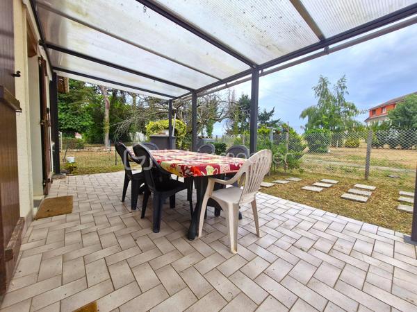 Située sur la commune de BRAINE, cette maison indépendante offre un cadre de vie agréable et paisible, avec de beaux volumes intérieurs et de nombreux espaces à exploiter.

Laissez-vous accueillir par une belle et grande entrée qui dessert un séjour double traversant, lumineux et chaleureux, agrémenté d’une cheminée.

Le rez-de-chaussée se compose également d’une grande cuisine, d’une salle de bains, de WC indépendants, ainsi que d’une pièce supplémentaire pour un bureau, une salle de jeux, ou une chambre au RDC qui offre  alors le confort de vie de plain-pied.

À l’étage, vous retrouverez trois chambres lumineuses, un grand débarras idéal pour tout ranger, ainsi qu’une seconde salle d’eau avec douche et WC.

Côté extérieur, vous profiterez d’un jardin agréable entièrement clos, complété par une terrasse couverte, idéale pour partager des moments en famille ou entre amis et profiter pleinement des beaux jours. Une partie du terrain pourra également être aménagée en potager, pour les amateurs de jardinage.

La maison bénéficie également d’un sous-sol total, composé d’une cave, d’une partie aménagée en bureau et espace de rangement, ainsi que de le garage pour les véhicules.

Côté confort, la maison dispose de huisseries en PVC double vitrage, d’un chauffage au gaz et de l’assainissement collectif.

Le tout dans un environnement particulièrement calme, à BRAINE, commune avec toutes les commodités, écoles et collège, pour profiter d’un cadre de vie paisible.

Une maison familiale aux beaux volumes, offrant de nombreuses possibilités et un extérieur agréable. À découvrir sans tarder !