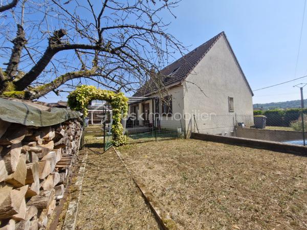 Située sur la commune de BRAINE, cette maison indépendante offre un cadre de vie agréable et paisible, avec de beaux volumes intérieurs et de nombreux espaces à exploiter.

Laissez-vous accueillir par une belle et grande entrée qui dessert un séjour double traversant, lumineux et chaleureux, agrémenté d’une cheminée.

Le rez-de-chaussée se compose également d’une grande cuisine, d’une salle de bains, de WC indépendants, ainsi que d’une pièce supplémentaire pour un bureau, une salle de jeux, ou une chambre au RDC qui offre  alors le confort de vie de plain-pied.

À l’étage, vous retrouverez trois chambres lumineuses, un grand débarras idéal pour tout ranger, ainsi qu’une seconde salle d’eau avec douche et WC.

Côté extérieur, vous profiterez d’un jardin agréable entièrement clos, complété par une terrasse couverte, idéale pour partager des moments en famille ou entre amis et profiter pleinement des beaux jours. Une partie du terrain pourra également être aménagée en potager, pour les amateurs de jardinage.

La maison bénéficie également d’un sous-sol total, composé d’une cave, d’une partie aménagée en bureau et espace de rangement, ainsi que de le garage pour les véhicules.

Côté confort, la maison dispose de huisseries en PVC double vitrage, d’un chauffage au gaz et de l’assainissement collectif.

Le tout dans un environnement particulièrement calme, à BRAINE, commune avec toutes les commodités, écoles et collège, pour profiter d’un cadre de vie paisible.

Une maison familiale aux beaux volumes, offrant de nombreuses possibilités et un extérieur agréable. À découvrir sans tarder !