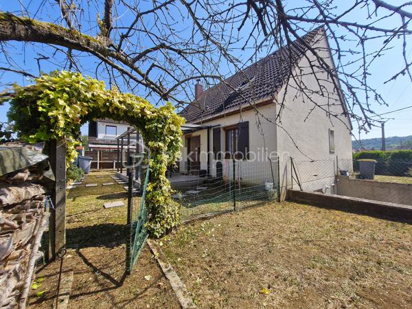 Située sur la commune de BRAINE, cette maison indépendante offre un cadre de vie agréable et paisible, avec de beaux volumes intérieurs et de nombreux espaces à exploiter.

Laissez-vous accueillir par une belle et grande entrée qui dessert un séjour double traversant, lumineux et chaleureux, agrémenté d’une cheminée.

Le rez-de-chaussée se compose également d’une grande cuisine, d’une salle de bains, de WC indépendants, ainsi que d’une pièce supplémentaire pour un bureau, une salle de jeux, ou une chambre au RDC qui offre  alors le confort de vie de plain-pied.

À l’étage, vous retrouverez trois chambres lumineuses, un grand débarras idéal pour tout ranger, ainsi qu’une seconde salle d’eau avec douche et WC.

Côté extérieur, vous profiterez d’un jardin agréable entièrement clos, complété par une terrasse couverte, idéale pour partager des moments en famille ou entre amis et profiter pleinement des beaux jours. Une partie du terrain pourra également être aménagée en potager, pour les amateurs de jardinage.

La maison bénéficie également d’un sous-sol total, composé d’une cave, d’une partie aménagée en bureau et espace de rangement, ainsi que de le garage pour les véhicules.

Côté confort, la maison dispose de huisseries en PVC double vitrage, d’un chauffage au gaz et de l’assainissement collectif.

Le tout dans un environnement particulièrement calme, à BRAINE, commune avec toutes les commodités, écoles et collège, pour profiter d’un cadre de vie paisible.

Une maison familiale aux beaux volumes, offrant de nombreuses possibilités et un extérieur agréable. À découvrir sans tarder !