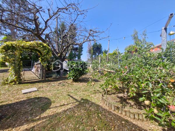 Située sur la commune de BRAINE, cette maison indépendante offre un cadre de vie agréable et paisible, avec de beaux volumes intérieurs et de nombreux espaces à exploiter.

Laissez-vous accueillir par une belle et grande entrée qui dessert un séjour double traversant, lumineux et chaleureux, agrémenté d’une cheminée.

Le rez-de-chaussée se compose également d’une grande cuisine, d’une salle de bains, de WC indépendants, ainsi que d’une pièce supplémentaire pour un bureau, une salle de jeux, ou une chambre au RDC qui offre  alors le confort de vie de plain-pied.

À l’étage, vous retrouverez trois chambres lumineuses, un grand débarras idéal pour tout ranger, ainsi qu’une seconde salle d’eau avec douche et WC.

Côté extérieur, vous profiterez d’un jardin agréable entièrement clos, complété par une terrasse couverte, idéale pour partager des moments en famille ou entre amis et profiter pleinement des beaux jours. Une partie du terrain pourra également être aménagée en potager, pour les amateurs de jardinage.

La maison bénéficie également d’un sous-sol total, composé d’une cave, d’une partie aménagée en bureau et espace de rangement, ainsi que de le garage pour les véhicules.

Côté confort, la maison dispose de huisseries en PVC double vitrage, d’un chauffage au gaz et de l’assainissement collectif.

Le tout dans un environnement particulièrement calme, à BRAINE, commune avec toutes les commodités, écoles et collège, pour profiter d’un cadre de vie paisible.

Une maison familiale aux beaux volumes, offrant de nombreuses possibilités et un extérieur agréable. À découvrir sans tarder !