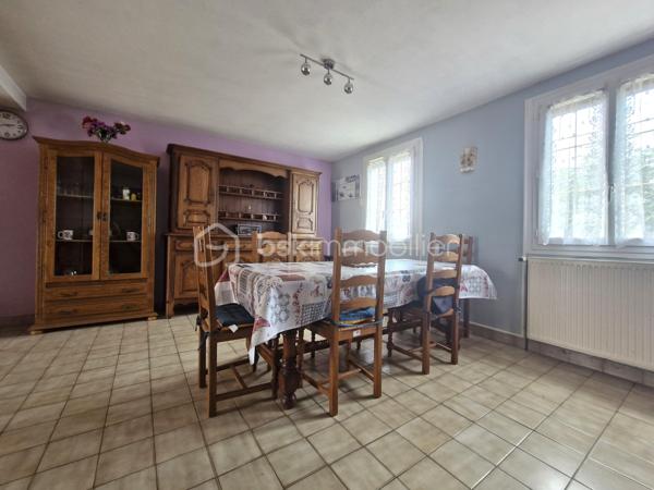 Située sur la commune de BRAINE, cette maison indépendante offre un cadre de vie agréable et paisible, avec de beaux volumes intérieurs et de nombreux espaces à exploiter.

Laissez-vous accueillir par une belle et grande entrée qui dessert un séjour double traversant, lumineux et chaleureux, agrémenté d’une cheminée.

Le rez-de-chaussée se compose également d’une grande cuisine, d’une salle de bains, de WC indépendants, ainsi que d’une pièce supplémentaire pour un bureau, une salle de jeux, ou une chambre au RDC qui offre  alors le confort de vie de plain-pied.

À l’étage, vous retrouverez trois chambres lumineuses, un grand débarras idéal pour tout ranger, ainsi qu’une seconde salle d’eau avec douche et WC.

Côté extérieur, vous profiterez d’un jardin agréable entièrement clos, complété par une terrasse couverte, idéale pour partager des moments en famille ou entre amis et profiter pleinement des beaux jours. Une partie du terrain pourra également être aménagée en potager, pour les amateurs de jardinage.

La maison bénéficie également d’un sous-sol total, composé d’une cave, d’une partie aménagée en bureau et espace de rangement, ainsi que de le garage pour les véhicules.

Côté confort, la maison dispose de huisseries en PVC double vitrage, d’un chauffage au gaz et de l’assainissement collectif.

Le tout dans un environnement particulièrement calme, à BRAINE, commune avec toutes les commodités, écoles et collège, pour profiter d’un cadre de vie paisible.

Une maison familiale aux beaux volumes, offrant de nombreuses possibilités et un extérieur agréable. À découvrir sans tarder !