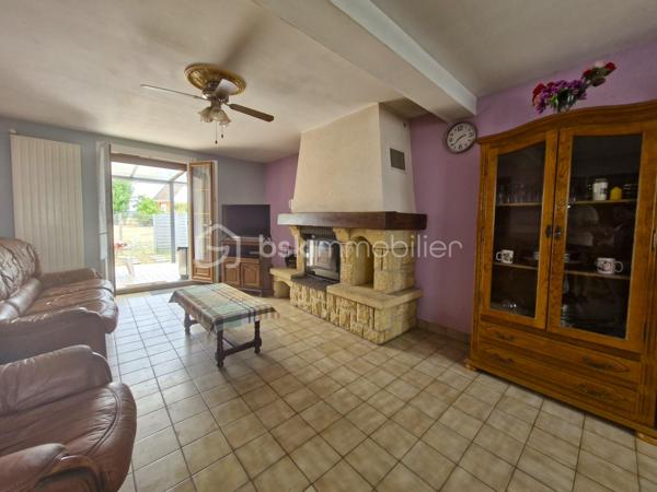 Située sur la commune de BRAINE, cette maison indépendante offre un cadre de vie agréable et paisible, avec de beaux volumes intérieurs et de nombreux espaces à exploiter.

Laissez-vous accueillir par une belle et grande entrée qui dessert un séjour double traversant, lumineux et chaleureux, agrémenté d’une cheminée.

Le rez-de-chaussée se compose également d’une grande cuisine, d’une salle de bains, de WC indépendants, ainsi que d’une pièce supplémentaire pour un bureau, une salle de jeux, ou une chambre au RDC qui offre  alors le confort de vie de plain-pied.

À l’étage, vous retrouverez trois chambres lumineuses, un grand débarras idéal pour tout ranger, ainsi qu’une seconde salle d’eau avec douche et WC.

Côté extérieur, vous profiterez d’un jardin agréable entièrement clos, complété par une terrasse couverte, idéale pour partager des moments en famille ou entre amis et profiter pleinement des beaux jours. Une partie du terrain pourra également être aménagée en potager, pour les amateurs de jardinage.

La maison bénéficie également d’un sous-sol total, composé d’une cave, d’une partie aménagée en bureau et espace de rangement, ainsi que de le garage pour les véhicules.

Côté confort, la maison dispose de huisseries en PVC double vitrage, d’un chauffage au gaz et de l’assainissement collectif.

Le tout dans un environnement particulièrement calme, à BRAINE, commune avec toutes les commodités, écoles et collège, pour profiter d’un cadre de vie paisible.

Une maison familiale aux beaux volumes, offrant de nombreuses possibilités et un extérieur agréable. À découvrir sans tarder !