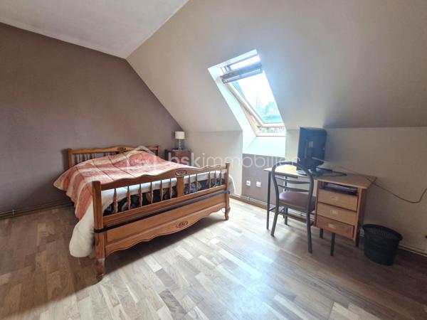 Située sur la commune de BRAINE, cette maison indépendante offre un cadre de vie agréable et paisible, avec de beaux volumes intérieurs et de nombreux espaces à exploiter.

Laissez-vous accueillir par une belle et grande entrée qui dessert un séjour double traversant, lumineux et chaleureux, agrémenté d’une cheminée.

Le rez-de-chaussée se compose également d’une grande cuisine, d’une salle de bains, de WC indépendants, ainsi que d’une pièce supplémentaire pour un bureau, une salle de jeux, ou une chambre au RDC qui offre  alors le confort de vie de plain-pied.

À l’étage, vous retrouverez trois chambres lumineuses, un grand débarras idéal pour tout ranger, ainsi qu’une seconde salle d’eau avec douche et WC.

Côté extérieur, vous profiterez d’un jardin agréable entièrement clos, complété par une terrasse couverte, idéale pour partager des moments en famille ou entre amis et profiter pleinement des beaux jours. Une partie du terrain pourra également être aménagée en potager, pour les amateurs de jardinage.

La maison bénéficie également d’un sous-sol total, composé d’une cave, d’une partie aménagée en bureau et espace de rangement, ainsi que de le garage pour les véhicules.

Côté confort, la maison dispose de huisseries en PVC double vitrage, d’un chauffage au gaz et de l’assainissement collectif.

Le tout dans un environnement particulièrement calme, à BRAINE, commune avec toutes les commodités, écoles et collège, pour profiter d’un cadre de vie paisible.

Une maison familiale aux beaux volumes, offrant de nombreuses possibilités et un extérieur agréable. À découvrir sans tarder !