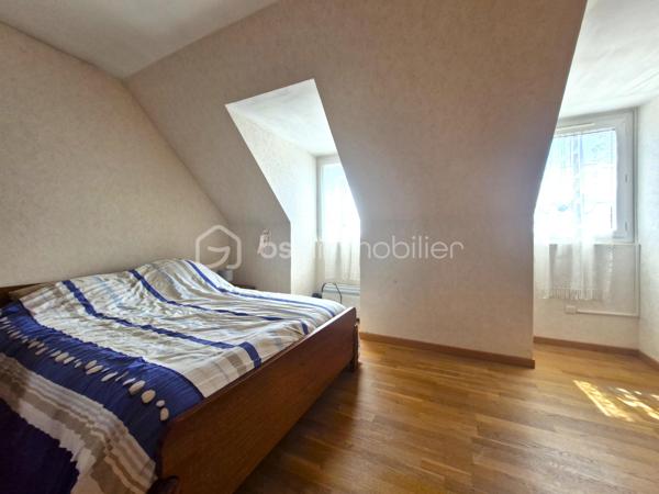 Située sur la commune de BRAINE, cette maison indépendante offre un cadre de vie agréable et paisible, avec de beaux volumes intérieurs et de nombreux espaces à exploiter.

Laissez-vous accueillir par une belle et grande entrée qui dessert un séjour double traversant, lumineux et chaleureux, agrémenté d’une cheminée.

Le rez-de-chaussée se compose également d’une grande cuisine, d’une salle de bains, de WC indépendants, ainsi que d’une pièce supplémentaire pour un bureau, une salle de jeux, ou une chambre au RDC qui offre  alors le confort de vie de plain-pied.

À l’étage, vous retrouverez trois chambres lumineuses, un grand débarras idéal pour tout ranger, ainsi qu’une seconde salle d’eau avec douche et WC.

Côté extérieur, vous profiterez d’un jardin agréable entièrement clos, complété par une terrasse couverte, idéale pour partager des moments en famille ou entre amis et profiter pleinement des beaux jours. Une partie du terrain pourra également être aménagée en potager, pour les amateurs de jardinage.

La maison bénéficie également d’un sous-sol total, composé d’une cave, d’une partie aménagée en bureau et espace de rangement, ainsi que de le garage pour les véhicules.

Côté confort, la maison dispose de huisseries en PVC double vitrage, d’un chauffage au gaz et de l’assainissement collectif.

Le tout dans un environnement particulièrement calme, à BRAINE, commune avec toutes les commodités, écoles et collège, pour profiter d’un cadre de vie paisible.

Une maison familiale aux beaux volumes, offrant de nombreuses possibilités et un extérieur agréable. À découvrir sans tarder !